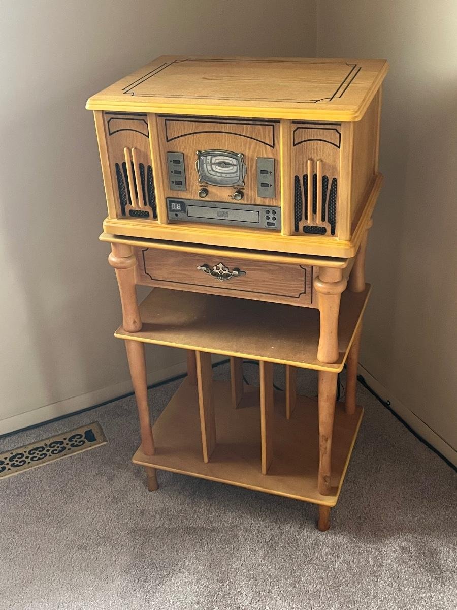 499964868_1422274359086834_8102386749515512342_n Estate sale featuring mid-century furniture, vintage collectibles, Lladro figurines, pottery, decorative art, and antique home decor.